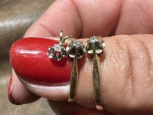 Gouden stackring met drie diamanten naast trouwring