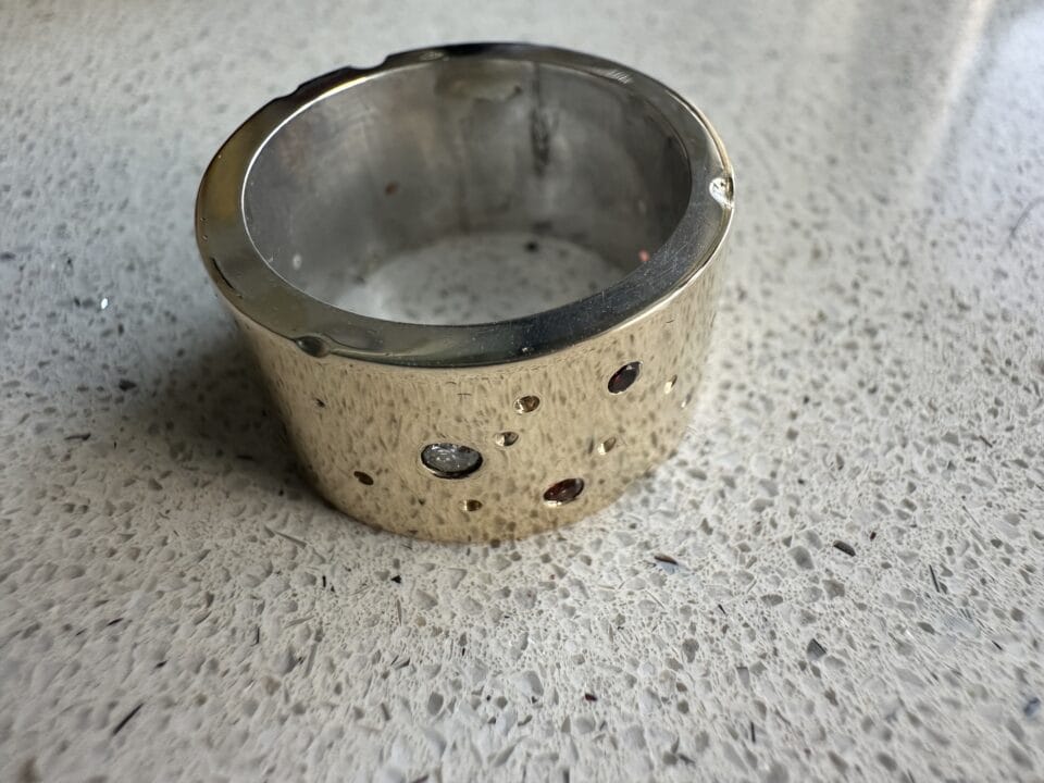 Dikke gouden ring met hemelse diamant en granaten