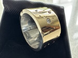 Gouden ring met rode granaatstenen en witte diamanten
