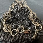 Gouden schakelarmband met monogrammen familiportret