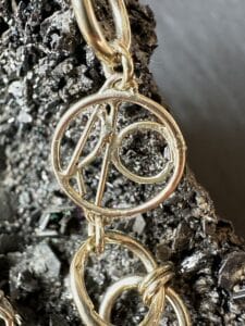 Gouden schakelarmband met persoonlijke monogrammen als familieportret