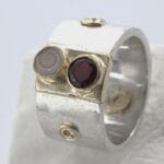 Ring van zilver en goud met granaat en Eye of Shiva
