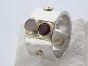 Ring van zilver en goud met granaat en Eye of Shiva