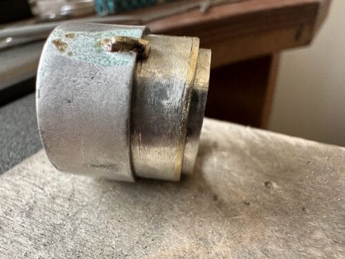 Goud onder de oppervlakte van de zilveren ring