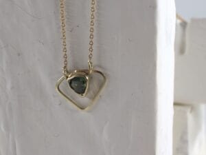 Gouden hanger met vaste ketting en groene peridot