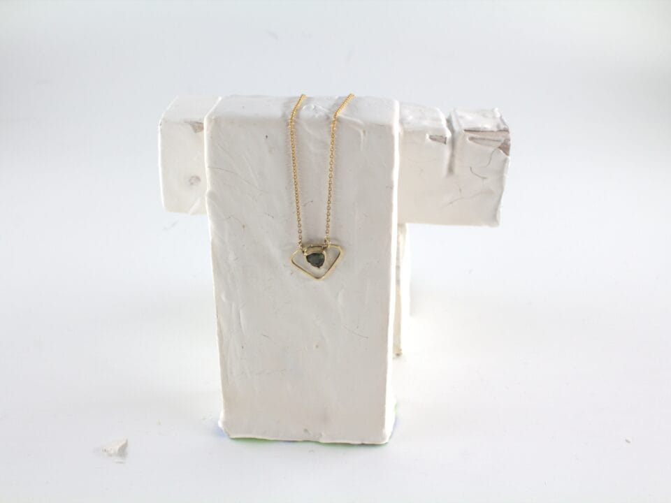 Gouden hanger à la Art Nouveau met Peridot