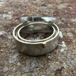 Goud onder de oppervlakte van de zilveren ring