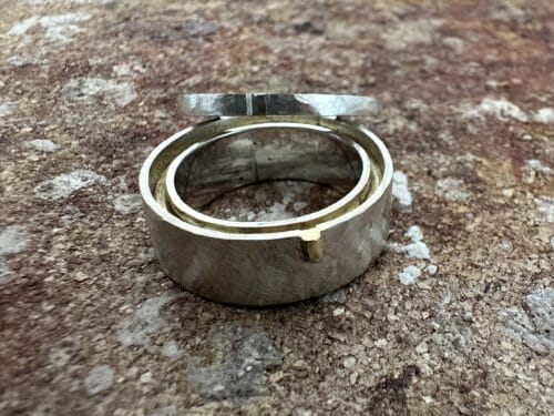 Goud onder de oppervlakte van de zilveren ring